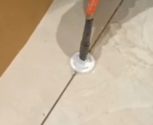 茶陵瓷砖空鼓维修公司专业解答瓷砖在铺贴过程中，如果没有涂抹均匀到位的粘结材料（如水泥砂浆或瓷砖胶），可能会导致以下问题