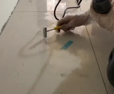 茶陵瓷砖开裂维修公司专业分享瓷砖在铺贴前如果没有沥干水分，将会导致以下问题